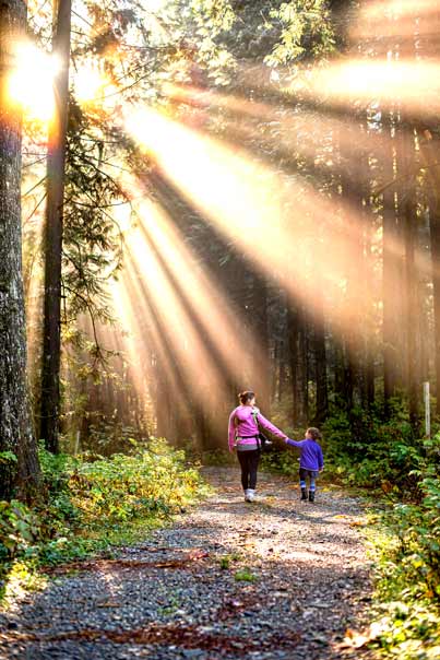 Airnergy das vitalisierende Sonnenstudio, Natursolarium Sonne, praventiv, akut, kurativ, gesund mit Airnergy Foto: Wald, Mutter und Kind und viel Sonne, Landschaft, Natursolarium Sonne, atmen, praventiv, akut, kurativ, gesund mit Airnergy
