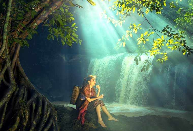 Foto: Woman forest bathing, breathing, energy for cells with Airnergy